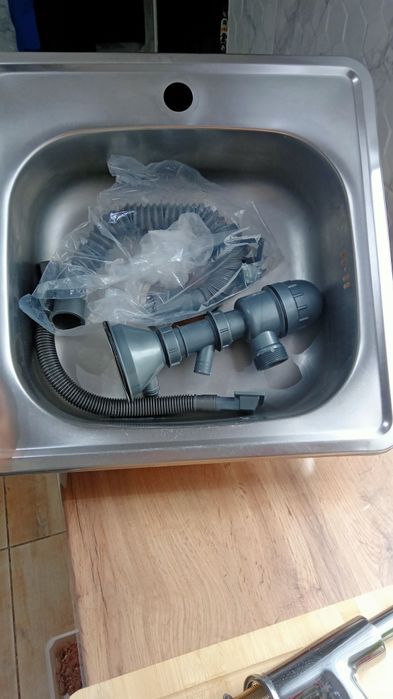 Zlew jednokomorowy plus bateria.