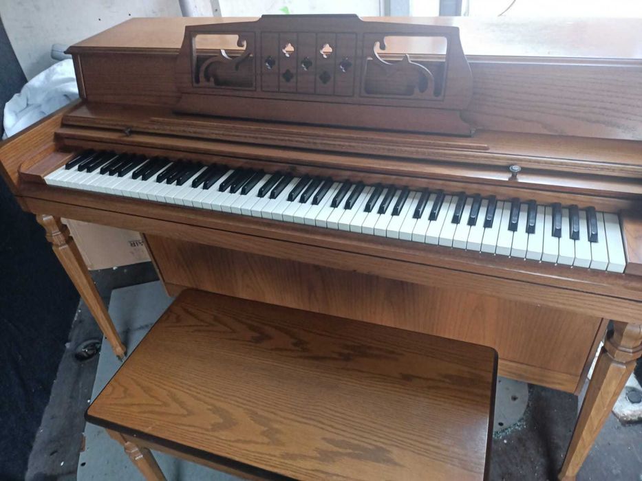 Pianino WURLITZER MODEL 2116 .