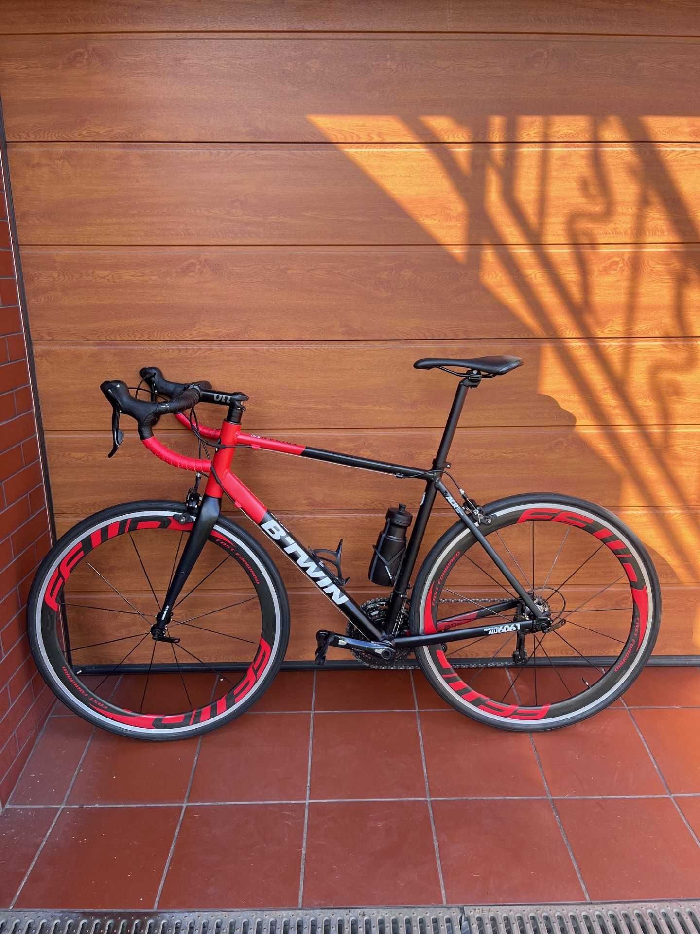 Rower szosowy B'twin triban 520 btwin szosa karbonowe koła i widelec