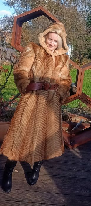 Długie futro naturalne z kapturem