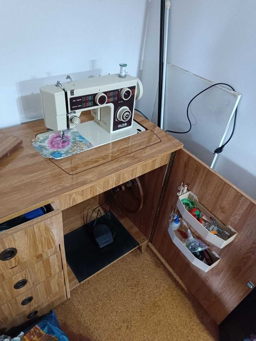 Máquina de Costura OLIVA com Móvel