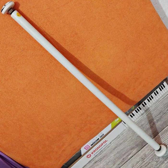 Drążek do podciągania rozporowy 80cm biały regulowany mocny 80 siłowni