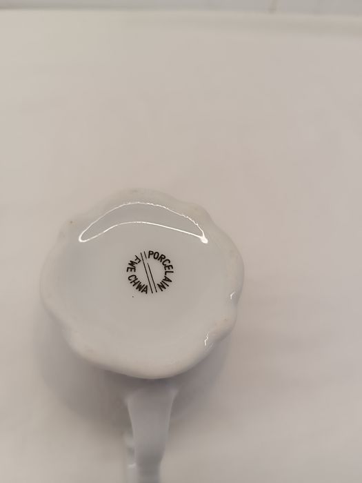 Leiteira Porcelana Antiga. Branco com fios Dourados