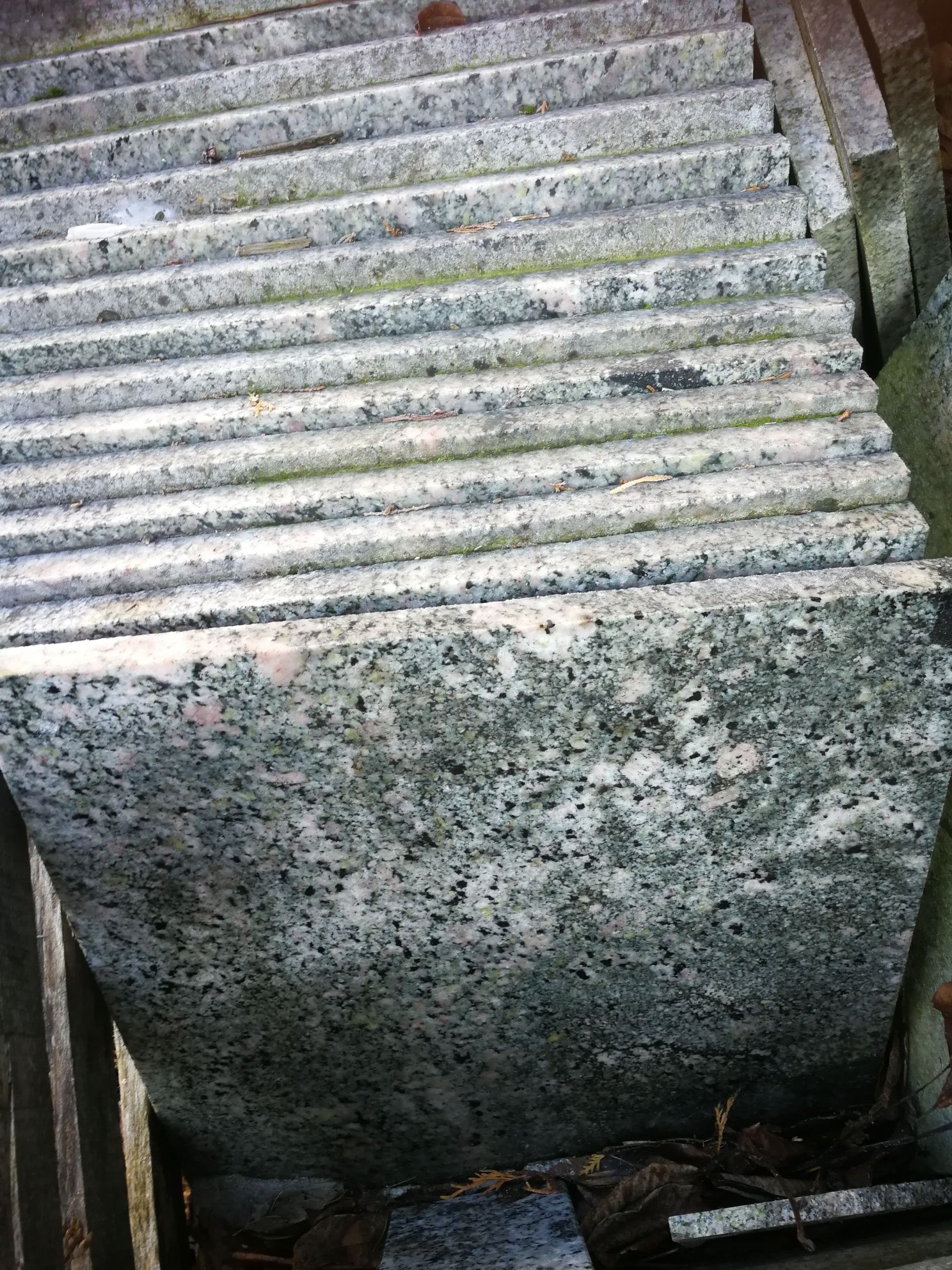 Płytki granitowe 40*40 grubość 2cm.29zl za sztukę.