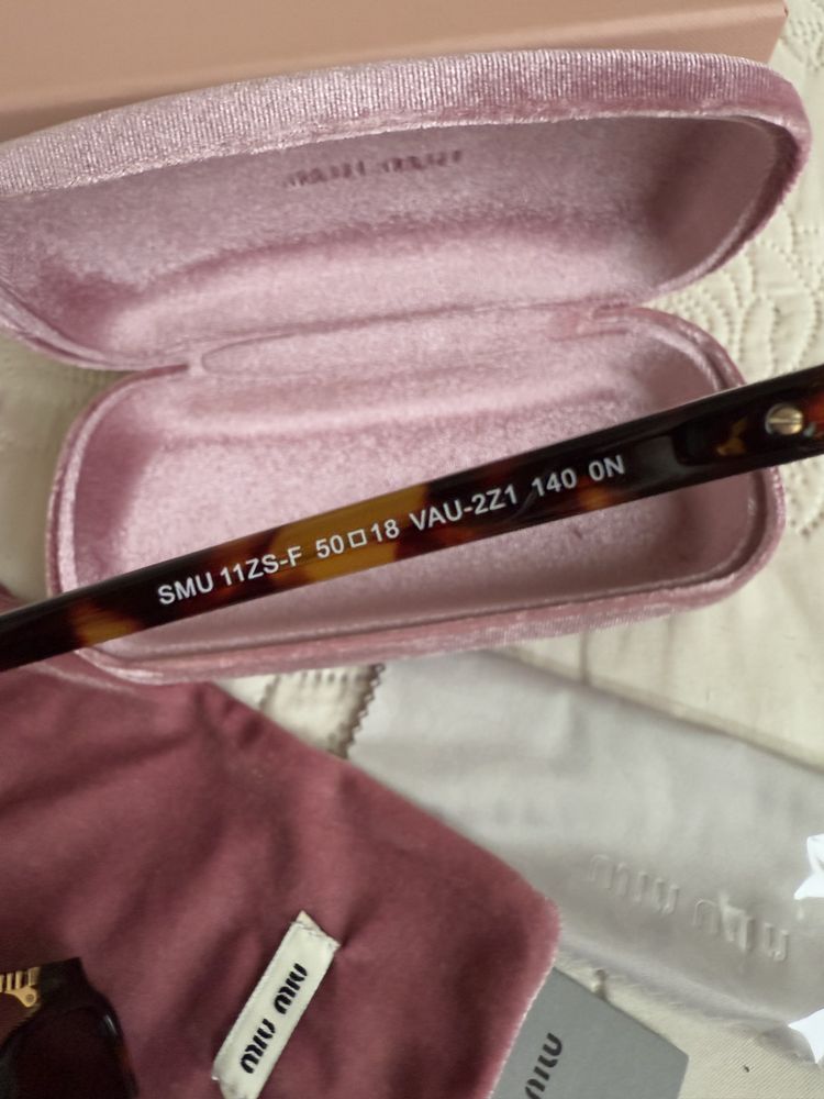 Солнцезащитные очки Miu Miu