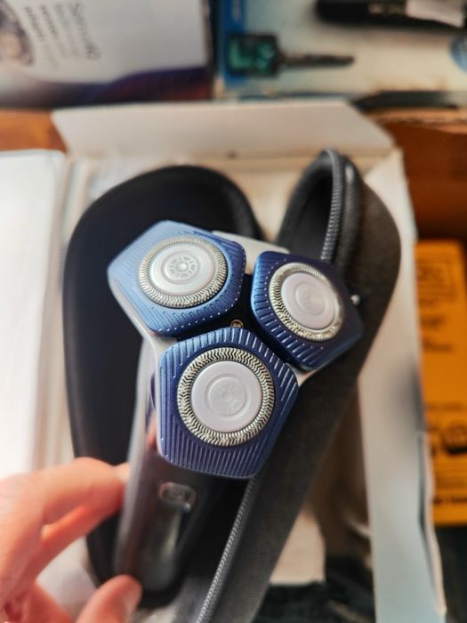 Електробритва Philips S7885/85 у максимальній комплектації