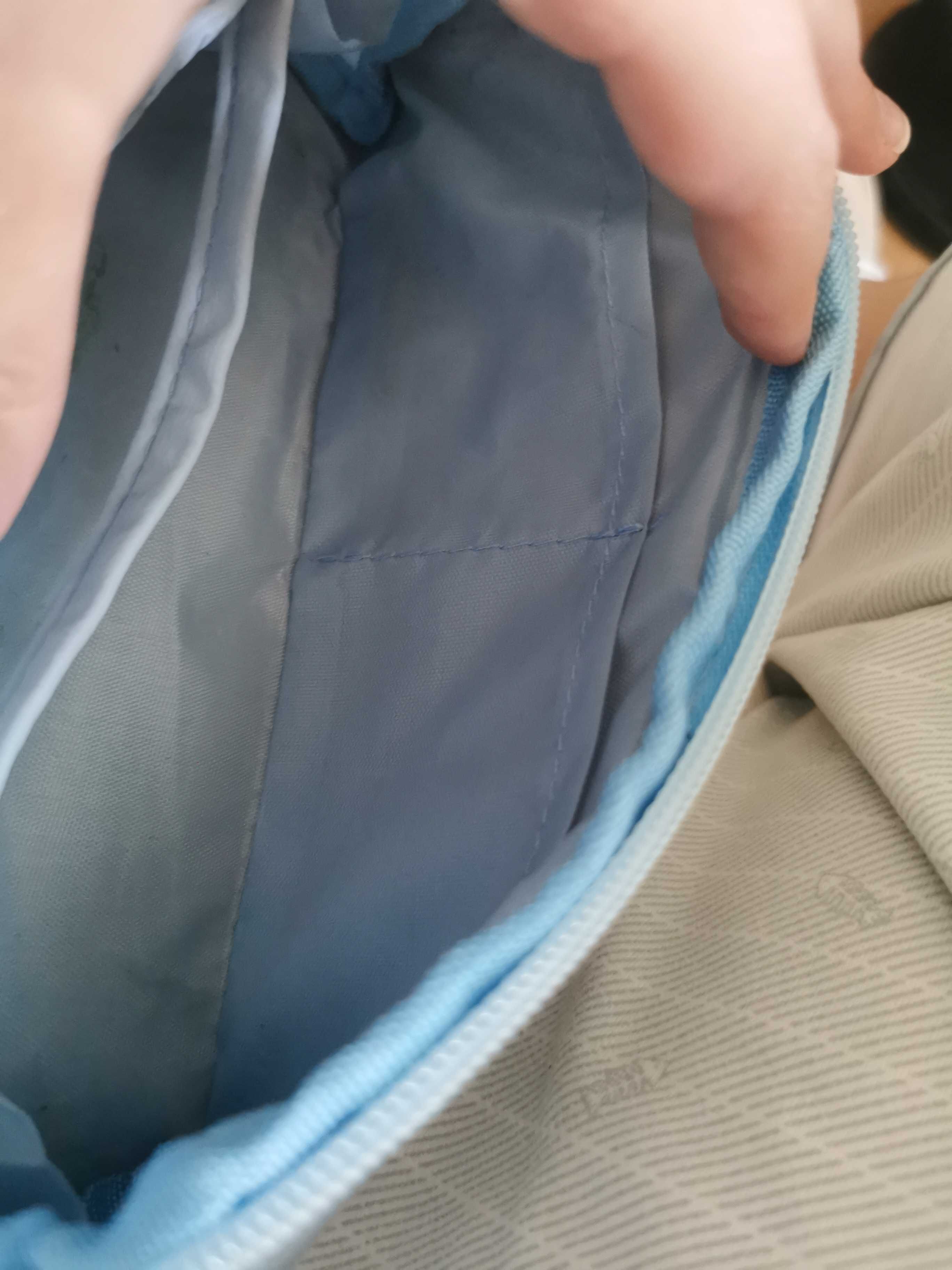 Estojo com 3 divisórias pequenas por dentro e 1 por fora (cor azul).