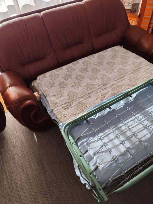 Sofá cama em pele + 2 sofás individuais
