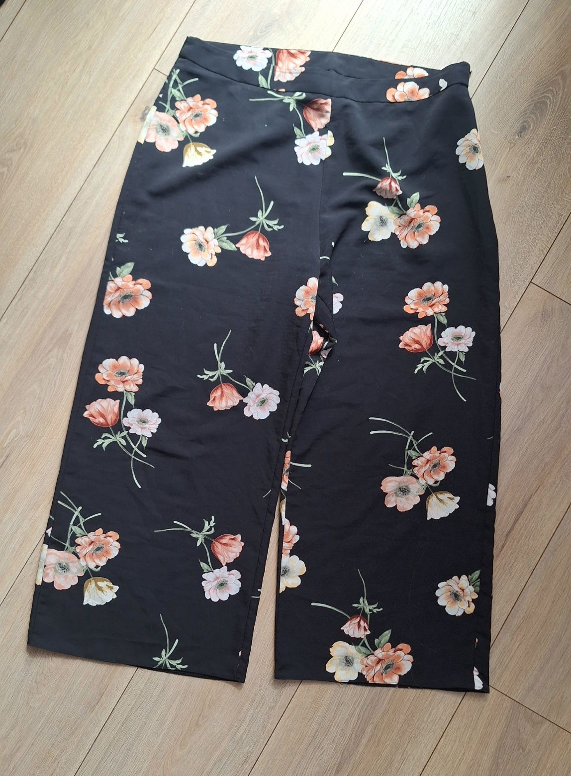 Szerokie spodnie 3/4 czarne w kwiaty Rozmiar L