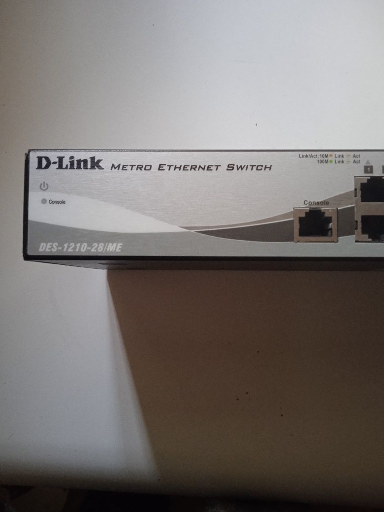 Проводной роутер маршрутизатор коммутатор  D-link DES-1210-28