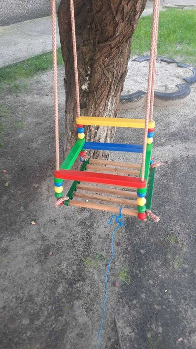 Дитяча гойдалка в гарному стані