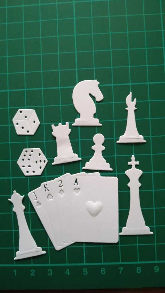 Wykrojnik elementy gry szachy,karty,kości.