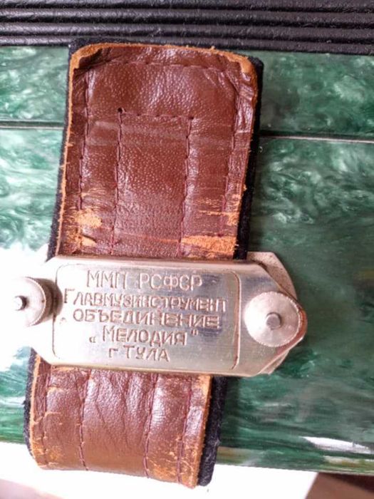 Баян «Мелодія» в робочому стані с футляром.