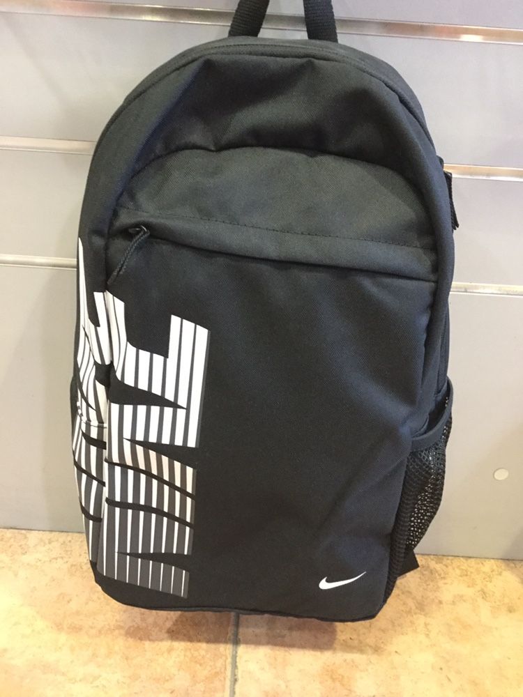 Plecak Nike czarny z bialym