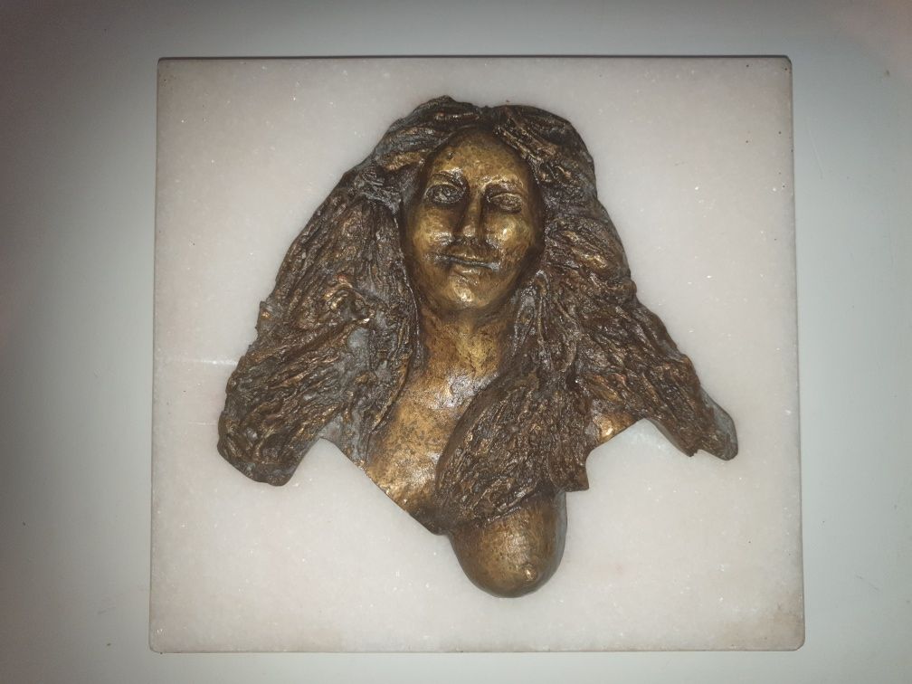 Fernanda de Assis - escultura em bronze sobre mármore