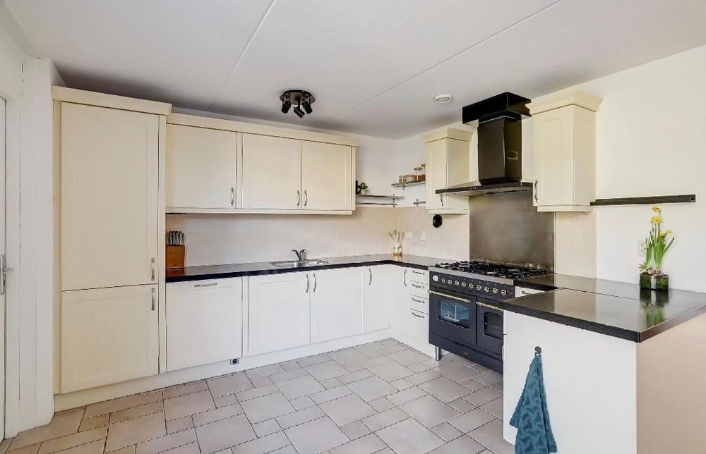 Meble z Agd i kamiennym blatem.