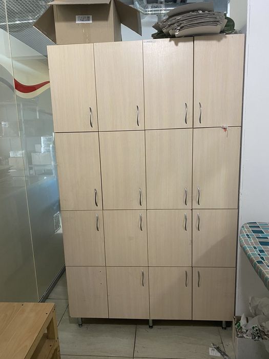 Полиці, стелаж, роздягалка, камера схову