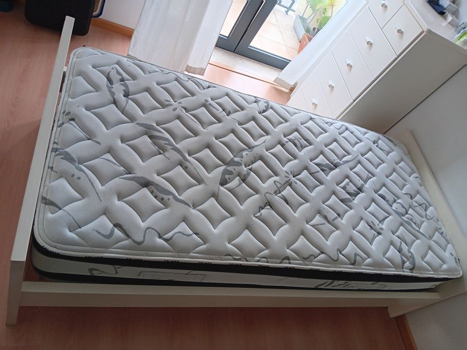 Cama com colchão, ambos em bom estado!