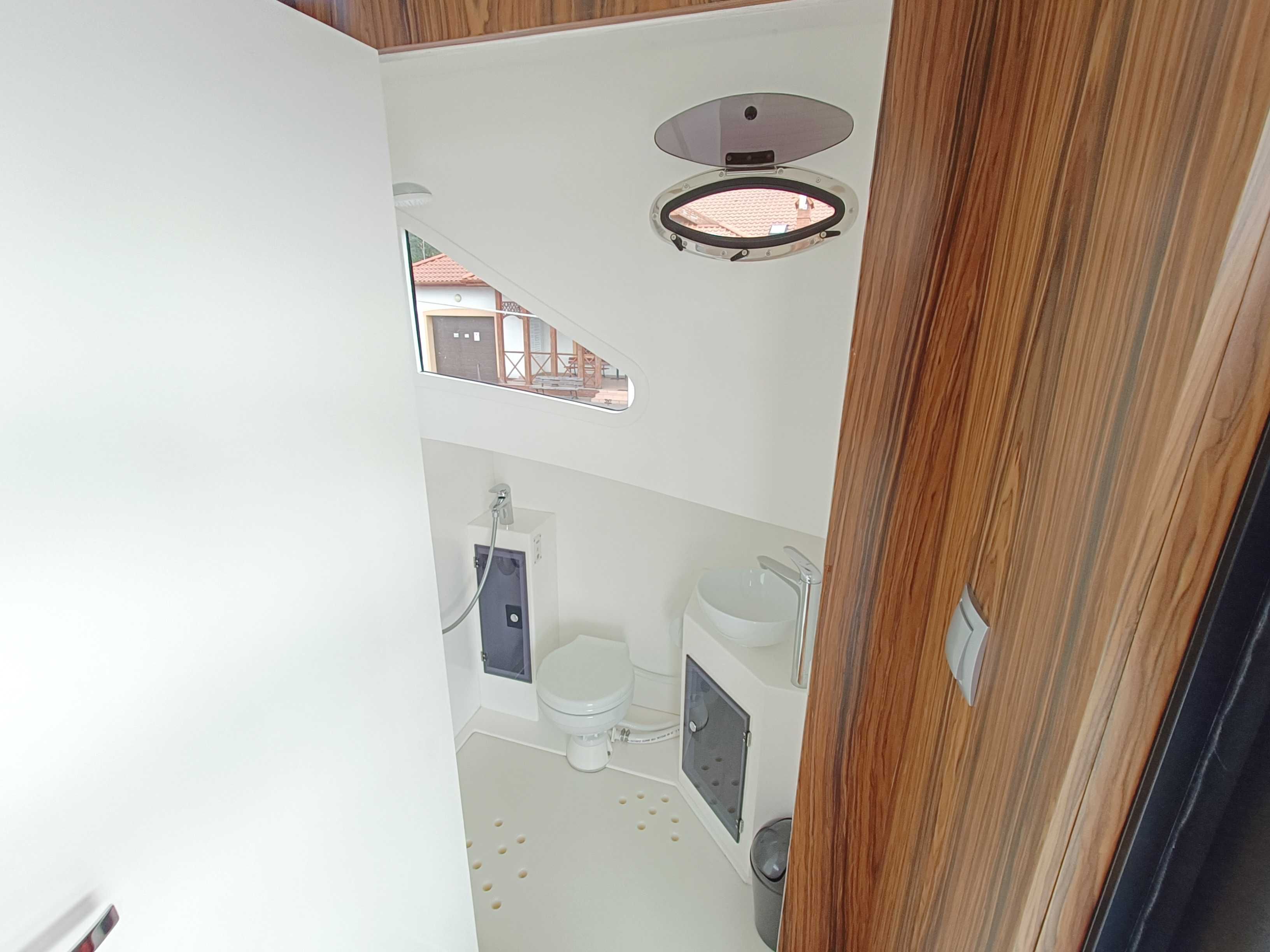 Jacht motorowy domek na wodzie Navigathor 30 Houseboat łódź Prestige