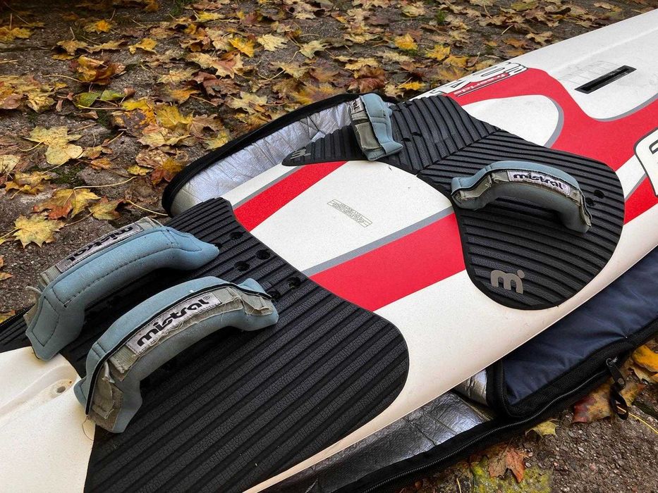 Zestaw windsurfingowy – Mistral Flow 113 l, 3 żagle, 2 bomy, 2 maszty