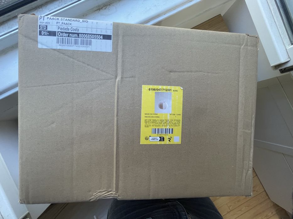 Candeeiro de tecto pequeno Zara Home dentro da embalagem.