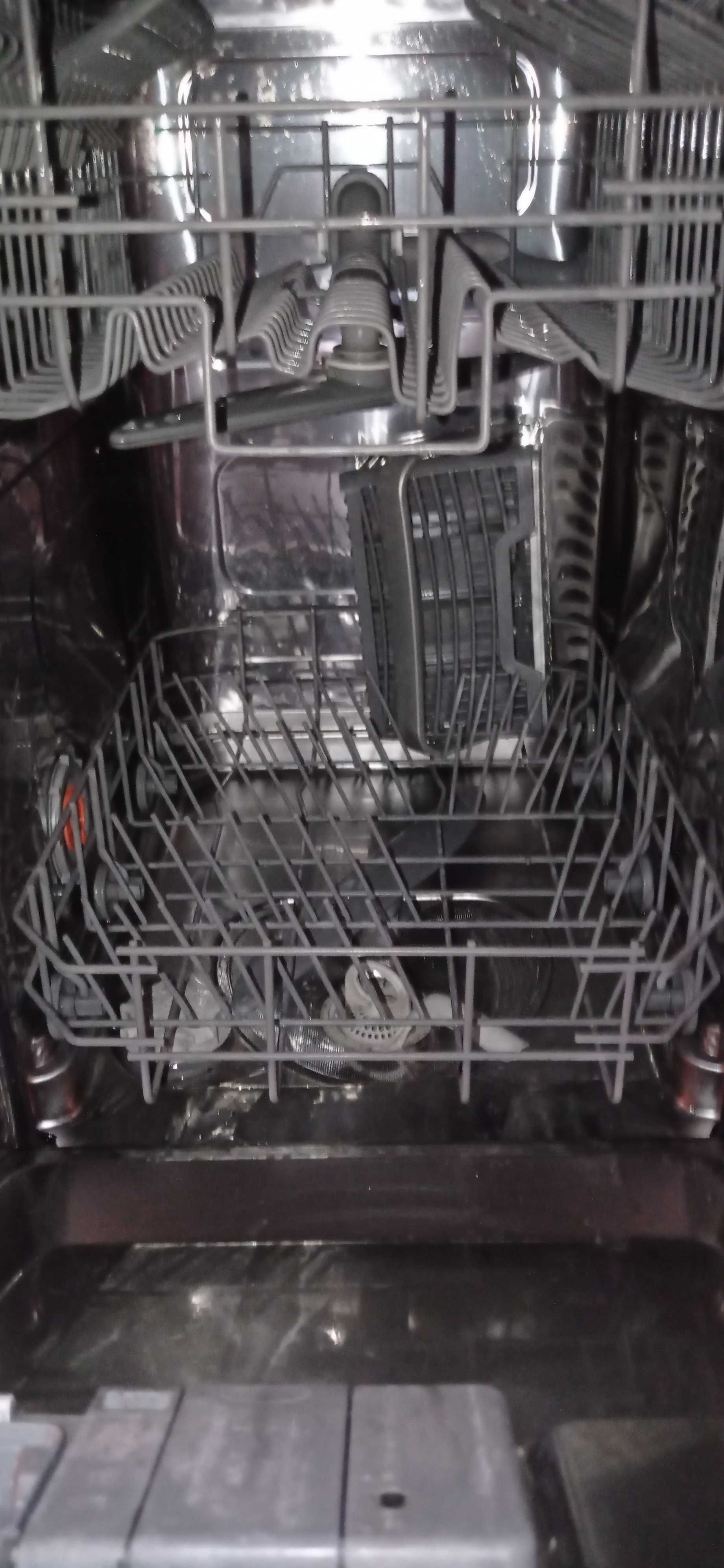 Посудомийна машина Electrolux вузька під встройку