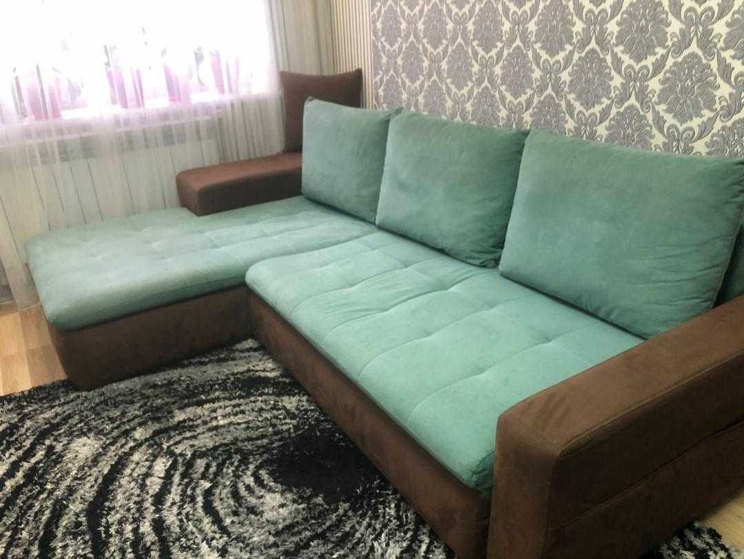Бірюзовий розкладний диван з подушками
