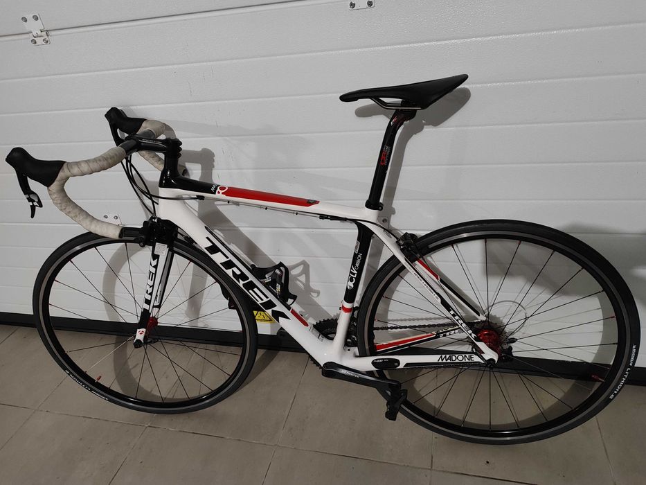 Bicicleta de estrada Trek carbono