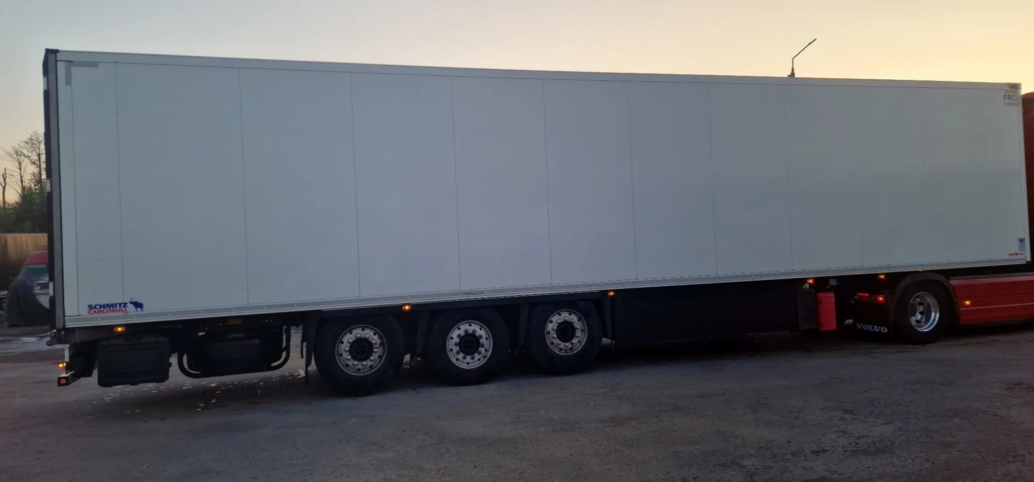 Schmitz Cargobull SCB*S3B  Bardzo mały przebieg km/mth niestandartowe wyposażenie,stan b.dobry