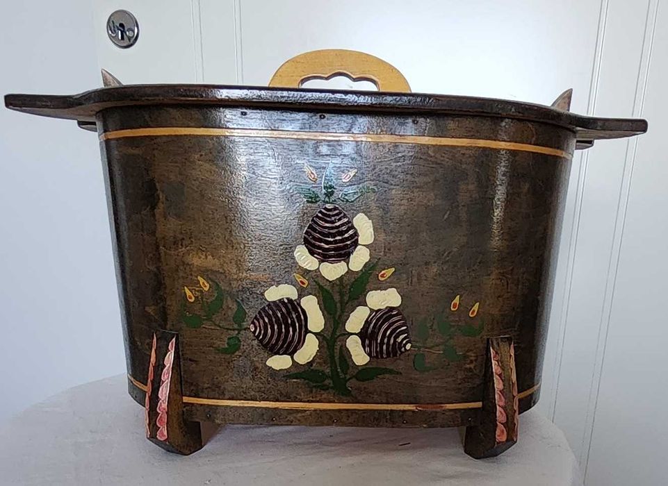 Vintage skandynawska ręcznie wykonana i zdobiona drewniana skrzynia