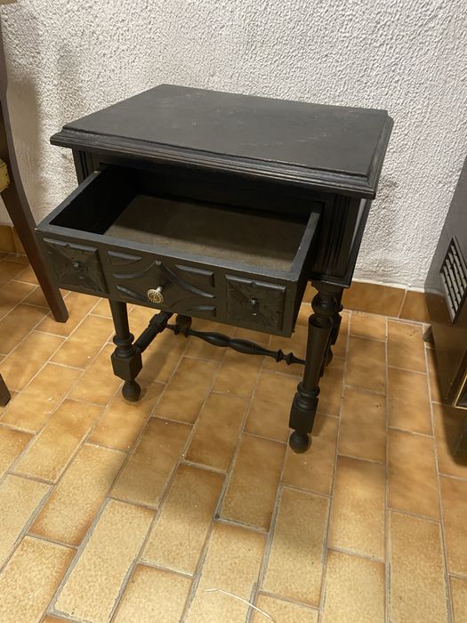 Mesinha de cabeceira antiga