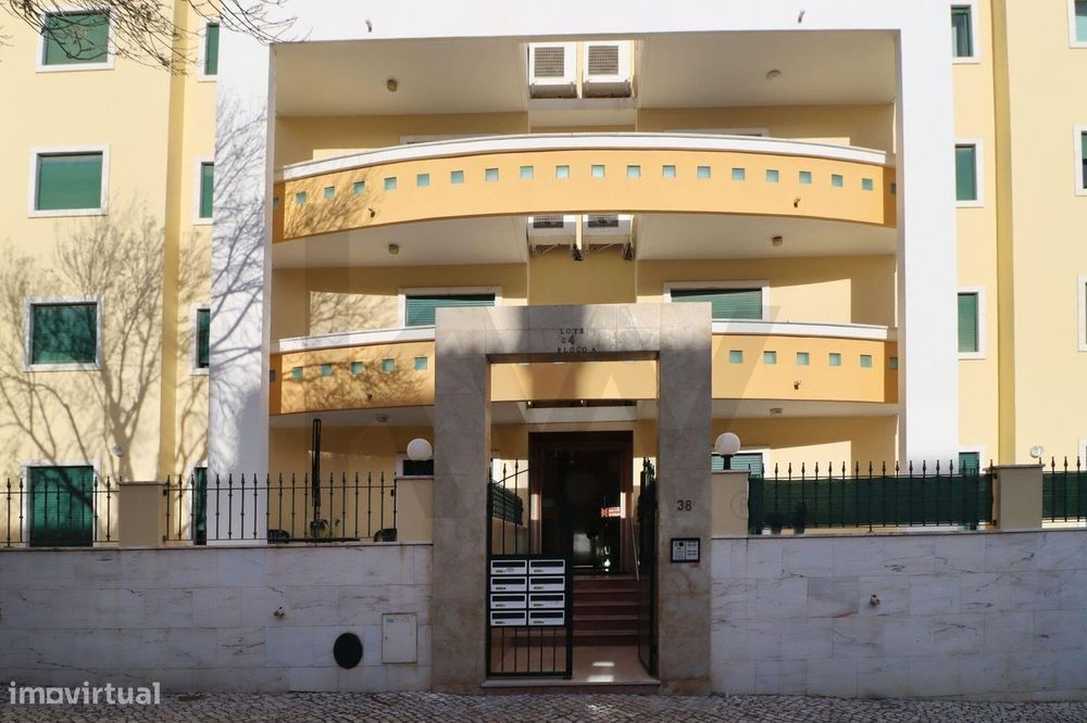 Arrendamento de apartamento T2 na Rua dos Pinheiros - Costa da Guia Ca