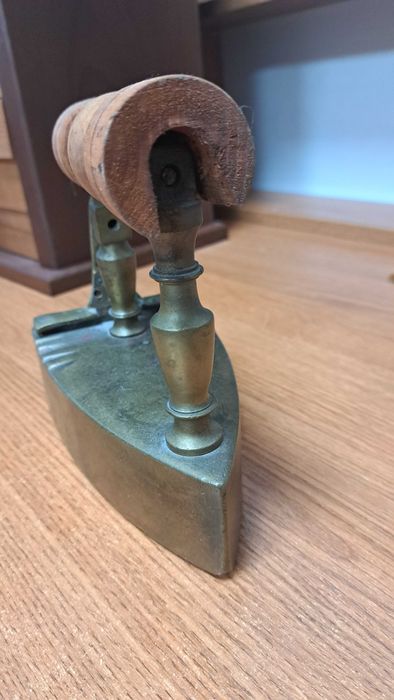 Stary żelazko mosiężne z rączką drewnianą kolekcjonerskie, dekor (144)