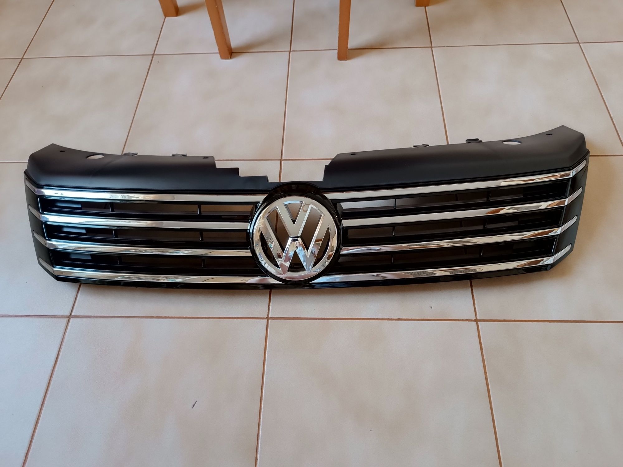 Решітка радіатора VW Passat b7 eur