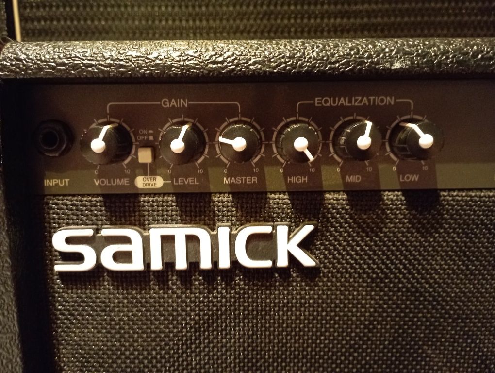 Wzmacniacz gitarowy combo Samick LA10