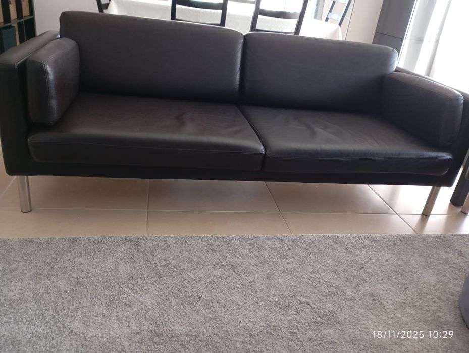 Sofá em pele sintetica, castanho escuro