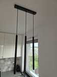 Czarna lampa wiszaca, sople
