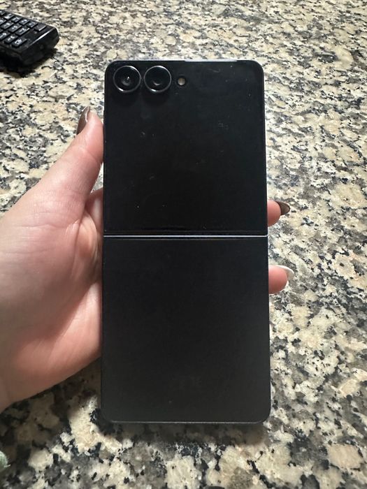 Samsung Z Flip7 preto