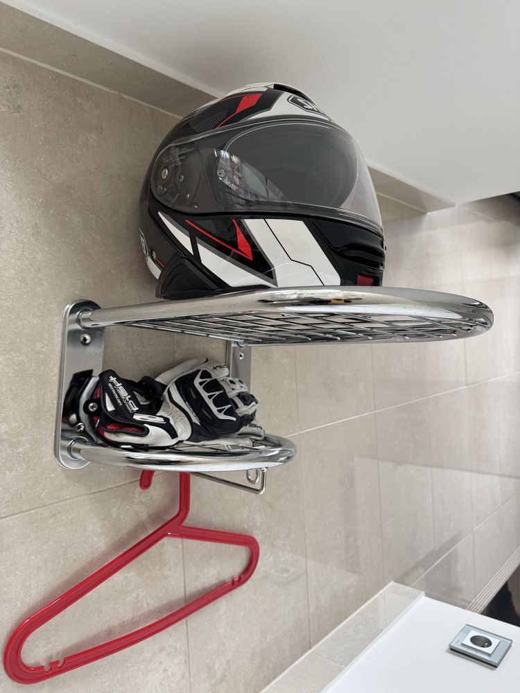 Wieszak na kask motocyklowy i odzież