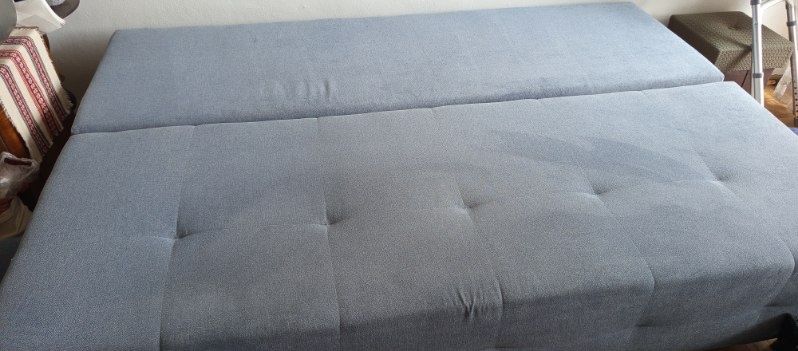 Sofa rozkładana z pojemnikiem na pościel