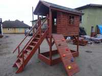 Plac zabaw dla dzieci Drewniany domek z zjeżdżalnią