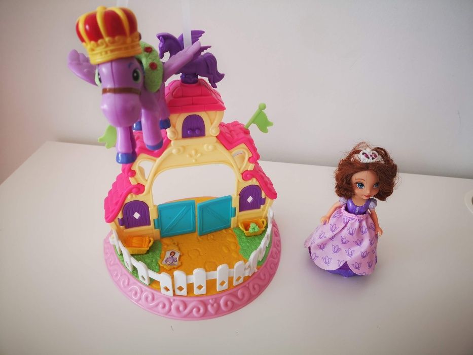 Princesa Sofia e estábulo com ponei