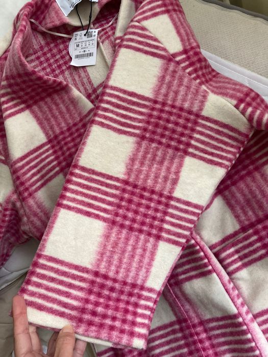 Casaco rosa e branco