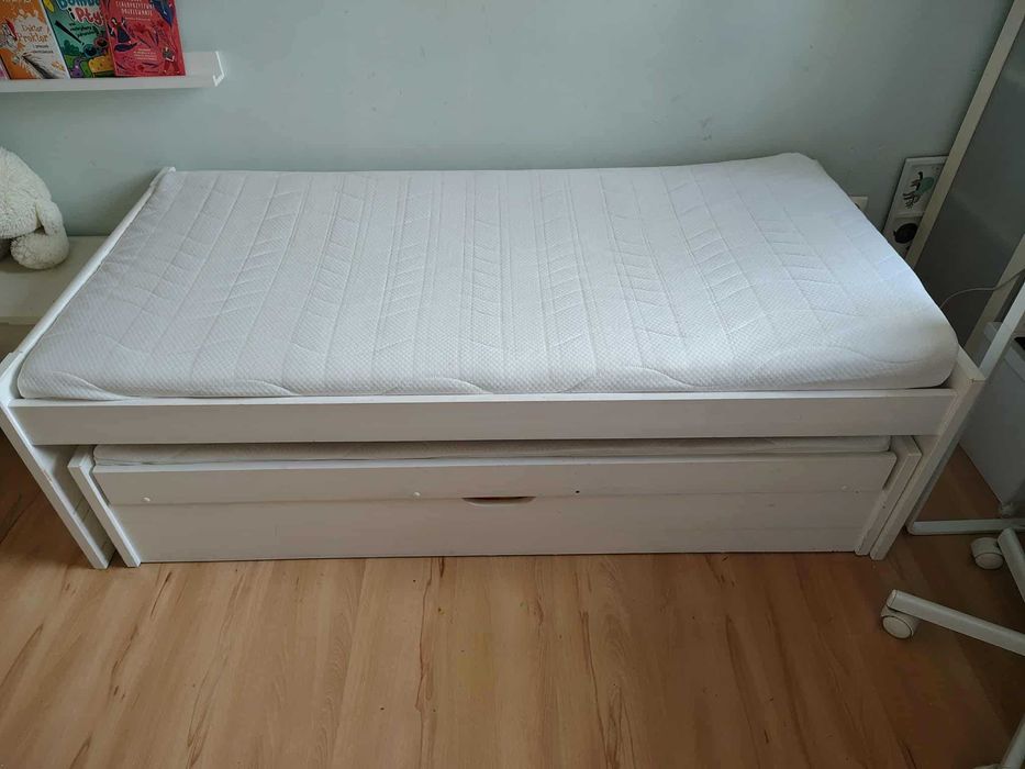 Łóżko sosnowe piętrowe niskie (drugie wysuwane łóżko)