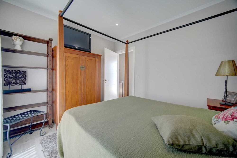 Moradia térrea T3, com jardim interior no centro de Pero Pinheiro