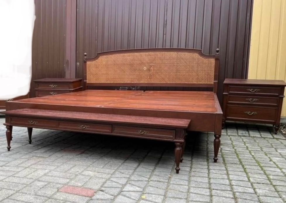 Drewniane stylowe duże  łóżko , dwie szafki ,siedzisko