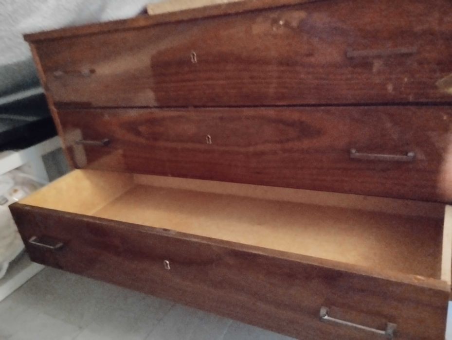 Cómoda madeira pés palito, alto brilho