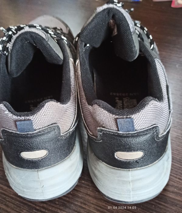 Продам кроссовки 40 размера мужские.