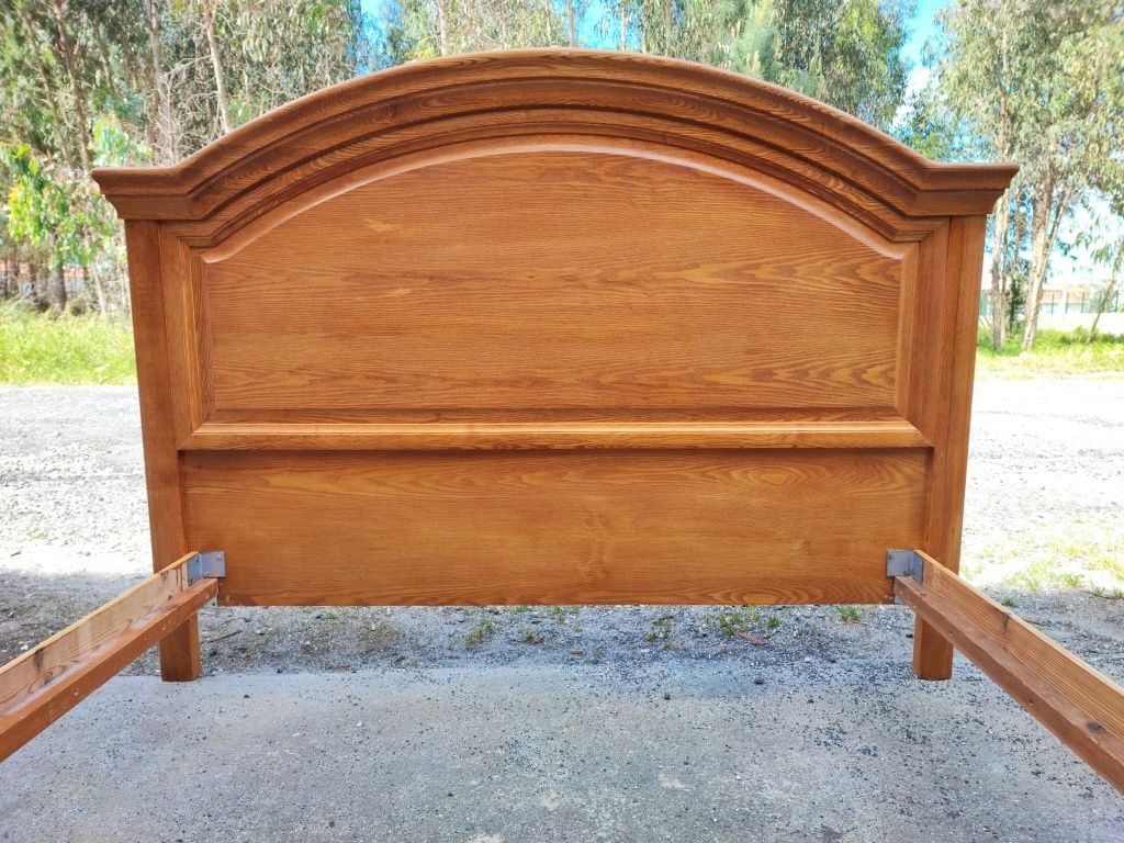 Cama nova com estrado toda de madeira macissa 195x145 e também 195x165