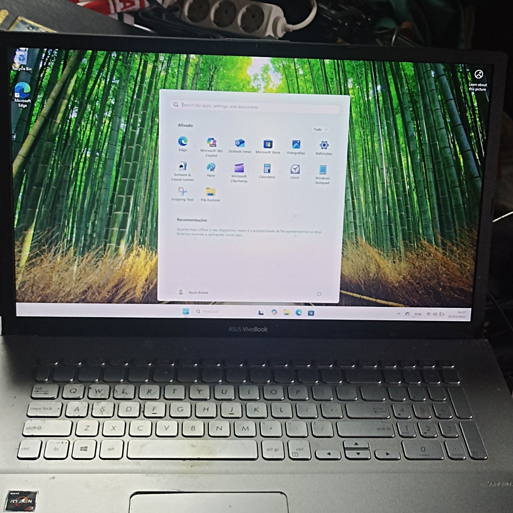 Portátil ASUS Vivo book 17 ryzen 3 com carregador